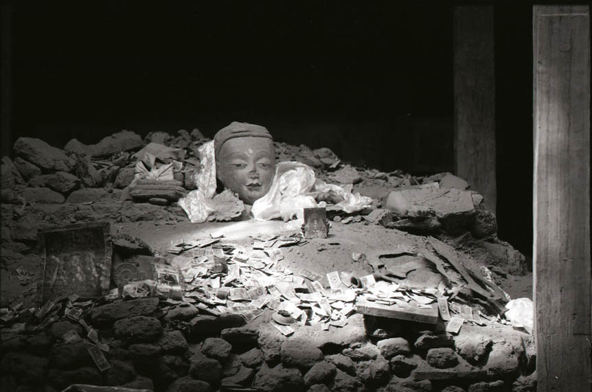 pozstatky soch v kltee Zaparang; Tibet